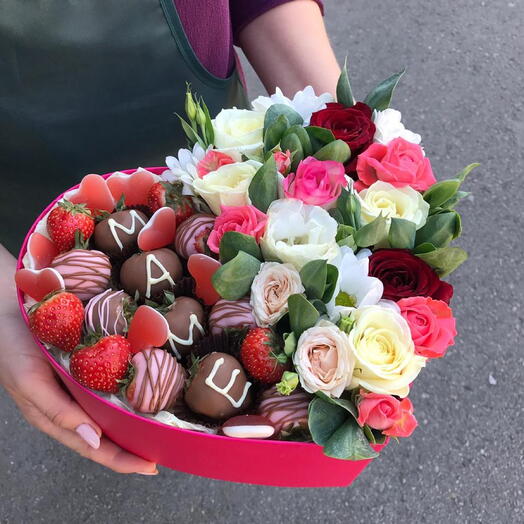 Клубника в шоколаде в коробке сердце с кустовой розой