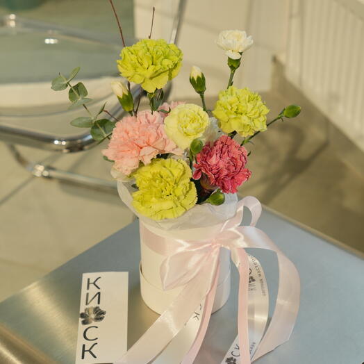 Delicate arrangement with dianthus