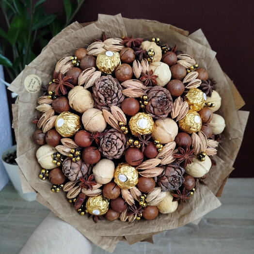 Строгий ореховый букет с конфетами Ferrero Rocher и кедровыми шишками для папы (L)