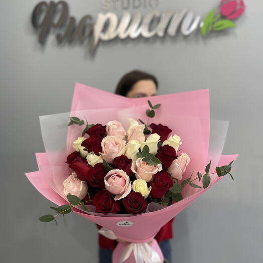 Букет из 25 разноцветных роз