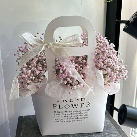 Розовая гипсофила в сумке fresh flowers