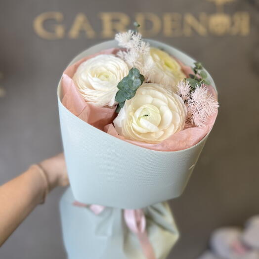 Ранункулюс с эвкалиптом