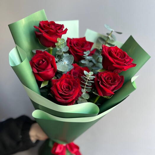Моно из красных роз с эвкалиптом