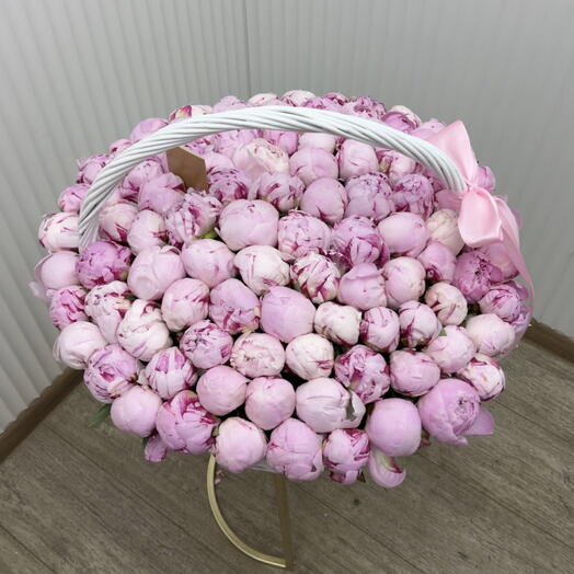 Корзина с пионами