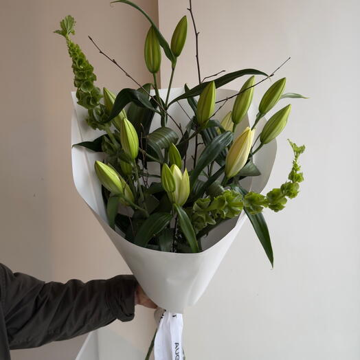 Букет белых лилий с сочной молюцеллой и березовыми ветками🌿