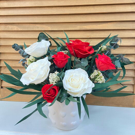 Композиция с розами и эвкалиптом «Любовь и страсть»