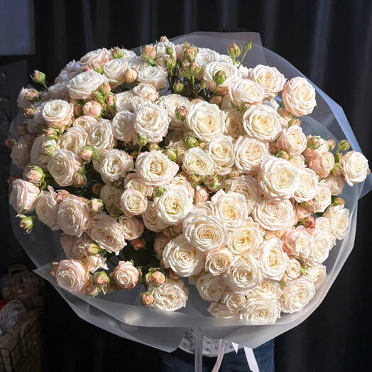 Шикарный букет кустовых роз Love