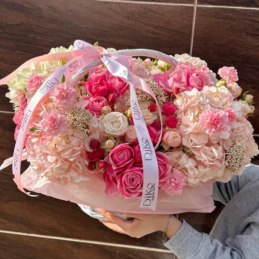 Пышная и объемная коипозиция из гортензий, пионовидных роз, диантусов и озотамнуса