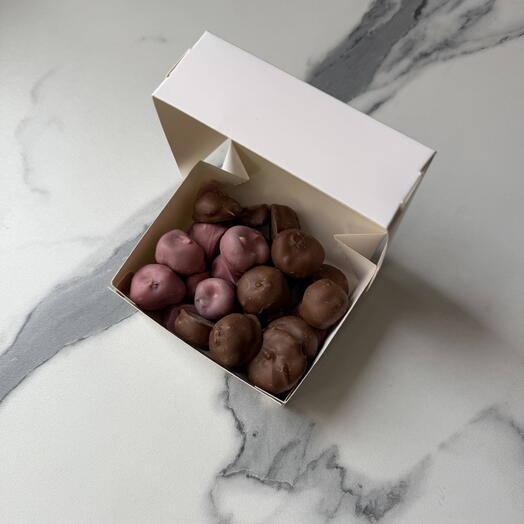 Вишня в розовом и молочном шоколаде Callebaut