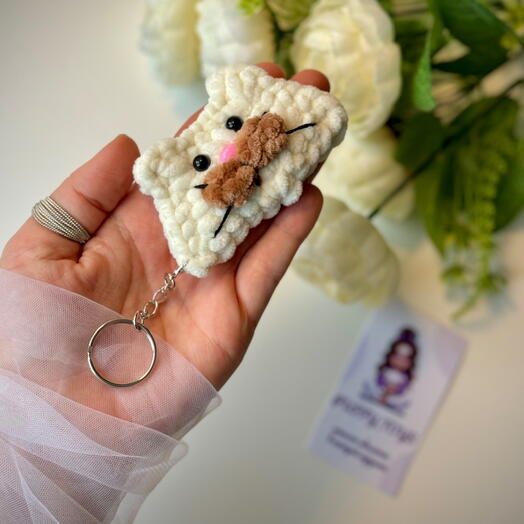 Брелок котик-пельмень молочный. Милый обвес на рюкзак или сумку