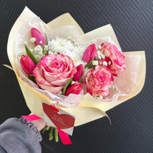 Букет розовых роз с тюльпанами