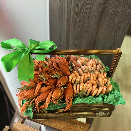 Морской ящик с красной рыбой