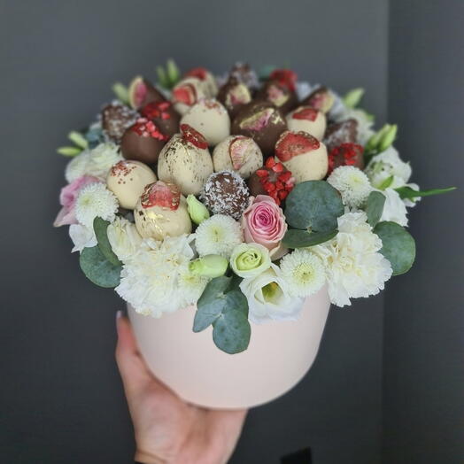 Клубника в шоколаде с цветами эустома и эвкалипт