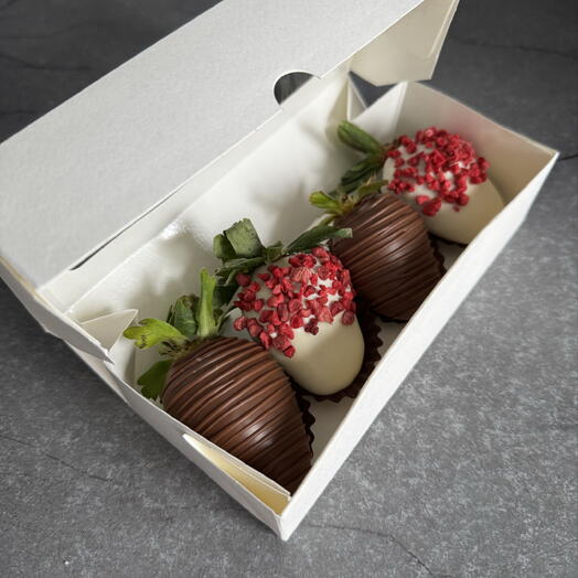 Клубника в шоколаде 4 ягоды малина