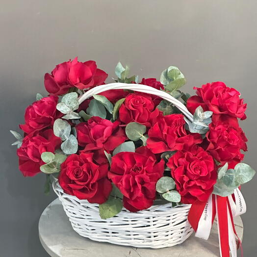 Корзина из 21 французских красных роз