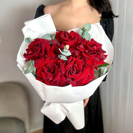 Красные Французские розы и эвкалипт