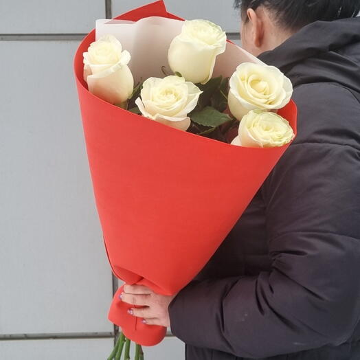 Монобукет из 5 белых роз