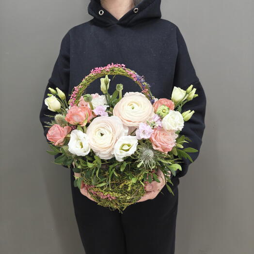 Корзина лесная с цветами ранункулюс, роза, эустома