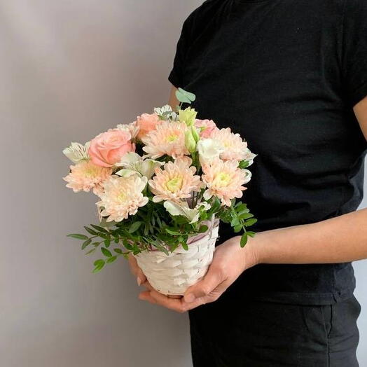 Композиция в корзинке из хризантем