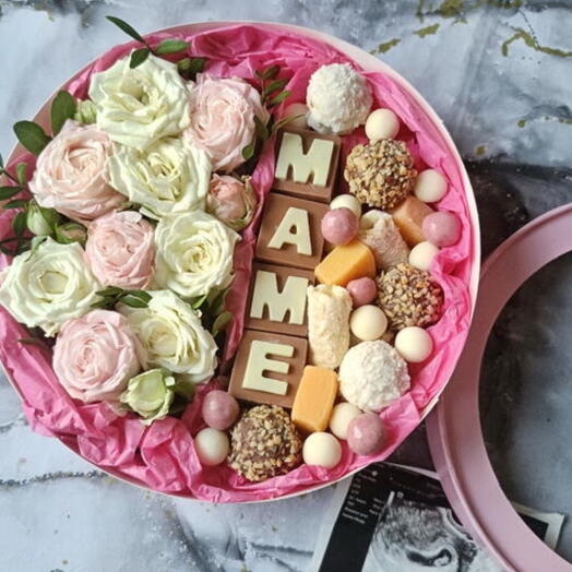 Коробочка с кустовыми розами и сладостами маме
