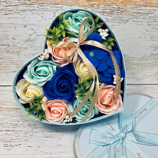 Набор из мыльных роз в форме сердца. Подарок на 8 Марта для жены, мамы, подруги, директора, учителя, воспитателя, коллеги