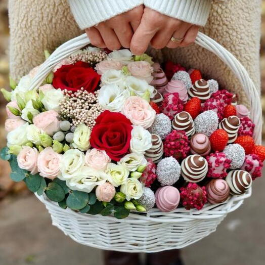 Корзина с цветами и клубникой 🍓