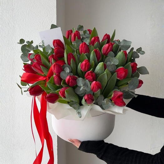 35 тюльпанов в коробке с добавлением эвкалипта