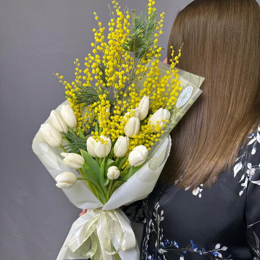 Букет из белых тюльпан и мимоза