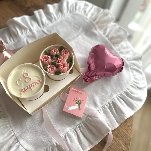 Бенто торт в стакане с тюльпанами