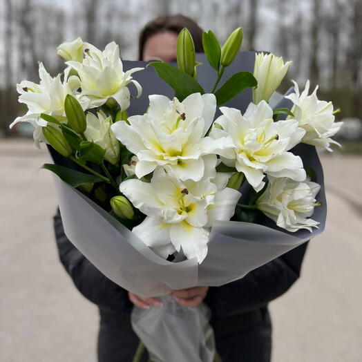Букет из шикарных пионовидных лилий