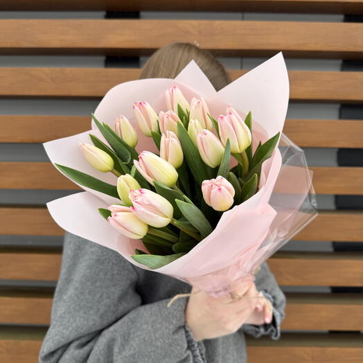 15 нежно-розовых тюльпанов