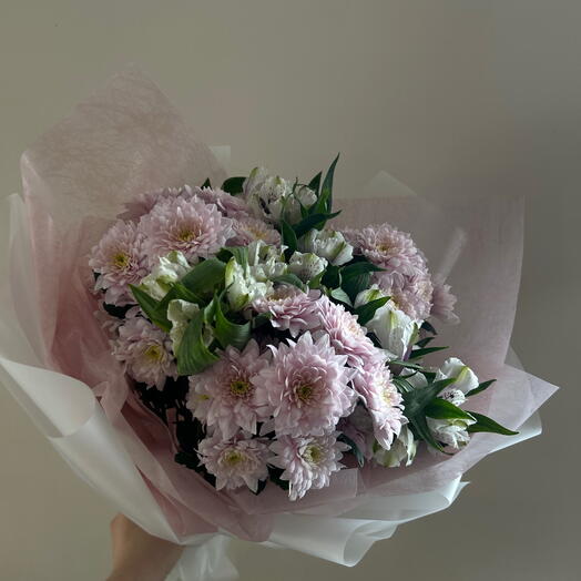 Букет с кустовой хризантемой и альстромерией