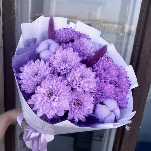 Авторский букет: сиреневая хризантема , хлопок, лагурус