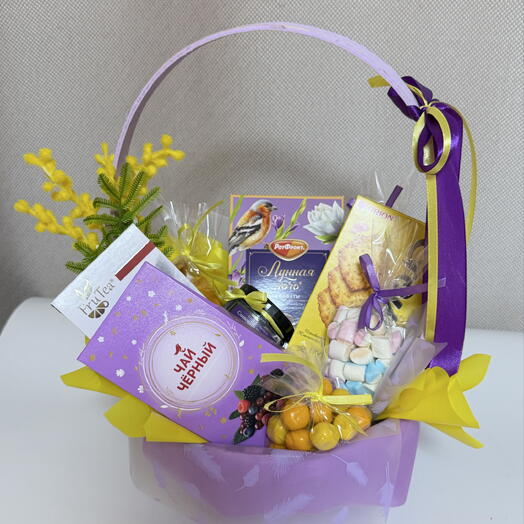 Корзина с чаем, конфетами и вареньем