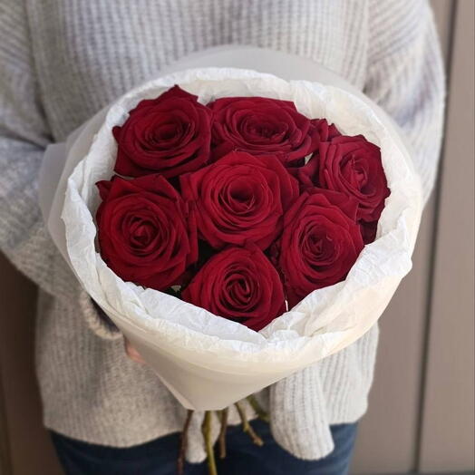 Букет из 7 красных роз в стильной упаковке