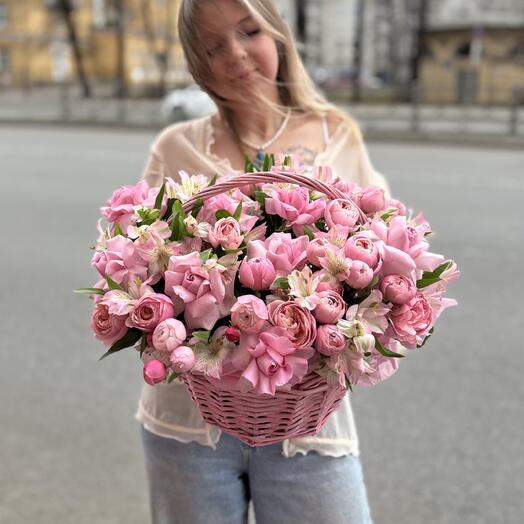 Розовая корзина WOW из роз и альстромерий