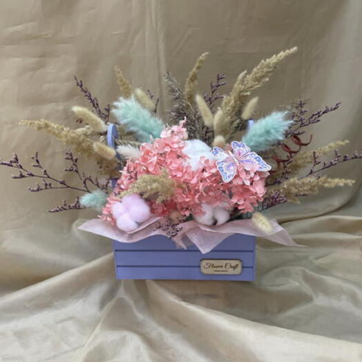 Композиция из сухоцветов в декоративном ящике Flower