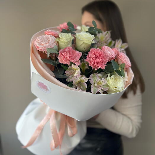 Нежныый букет из альстромерий роз и диантуосв