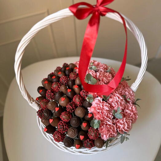 Корзина с цветами и клубникой