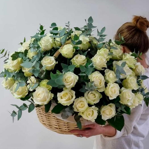 51 роза в корзине