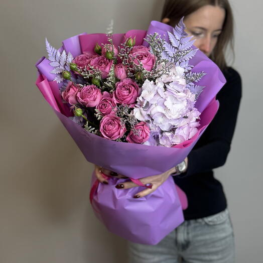 Букет из гортензии и кустовых пионовидных роз 😍