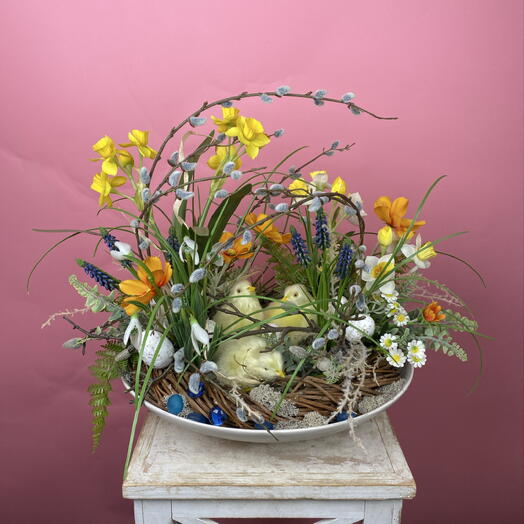 Пасхальная композиция на подносе с искусственными цветами