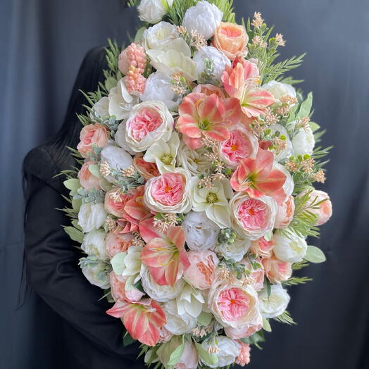 Траурный венок в нежной цветовой гамме