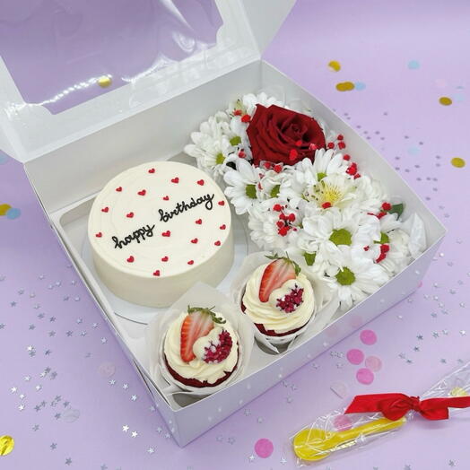 Бенто торт Happy Birthday белый с сердечками, Капкейки и Букетик цветов на День рождения