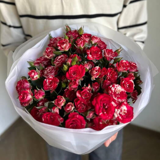 Монобукет из 9 ярких кустовых роз