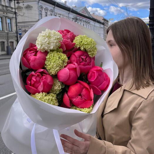 Букет из 7 пионов Coral Charm и 2 вибурнумов с доставкой в Санкт-Петербурге