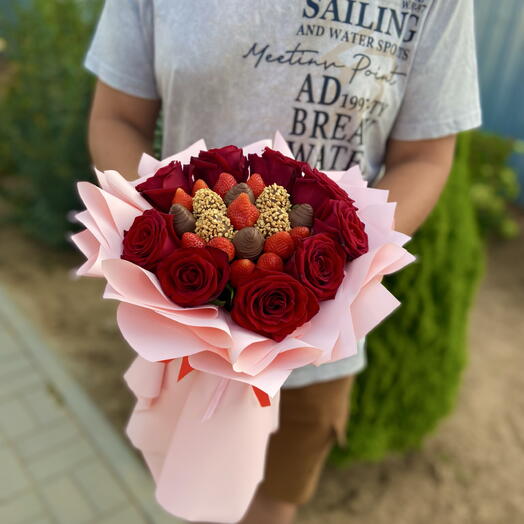Букет из клубники в шоколаде с красными розами