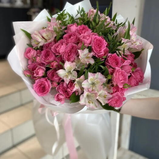 Красивый яркий букетик из кустовой пионовидной розы и альстромерий💕