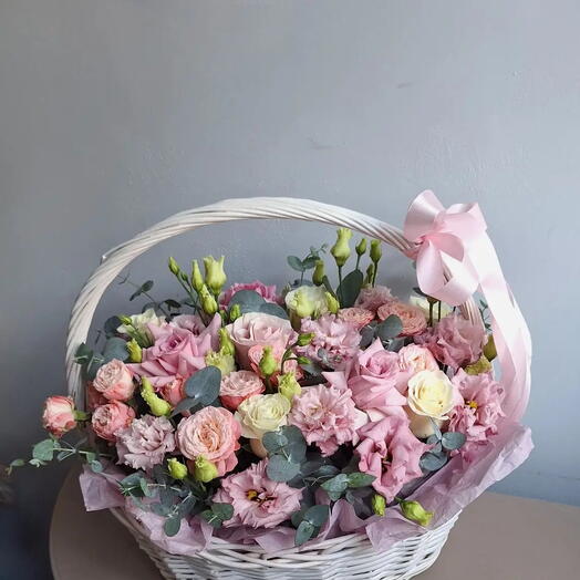 Корзина с цветами эквадорская кустовая роза, хризантема, эустома и эвкалипт