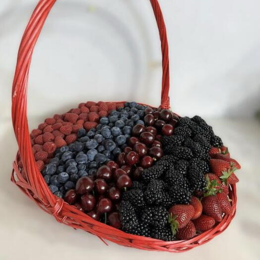 Корзина ягод , малина ,черешня ,голубика и клубника 5 кг